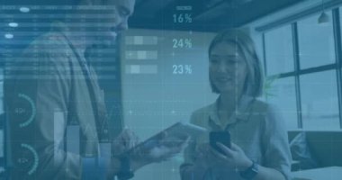 Ofisteki çeşitli iş adamları üzerinde finansal veri işleme animasyonu. Küresel finans, iş, bağlantılar, hesaplama ve veri işleme kavramı dijital olarak oluşturulmuş video.