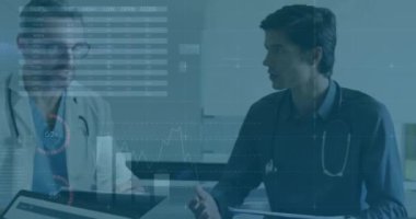 Hastanedeki çeşitli doktorlarda finansal veri işleme animasyonu. Küresel tıp, sağlık, bağlantılar, hesaplama ve veri işleme kavramı dijital olarak oluşturulmuş video.