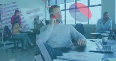 Ofisteki Kafkasyalı sıradan iş adamı üzerinden veri işleme çizelgelerinin animasyonu. Ağ, veri, finans, dijital arayüz, iş ve iletişim, dijital olarak oluşturulmuş video.