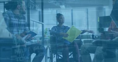 Ofisteki çeşitli iş adamları üzerinde finansal veri işleme animasyonu. Küresel finans, iş, bağlantılar, hesaplama ve veri işleme kavramı dijital olarak oluşturulmuş video.