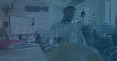 Sıradan bir ofiste konuşan farklı erkek arkadaşlarla ilgili veri işleme animasyonu. Dijital arayüz, takım çalışması, iş, ofis, ağ ve iletişim, dijital olarak oluşturulmuş video.