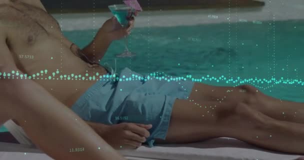 利用阳光普照的游泳池在高加索人身上制作处理数据的图表动画 数字接口 假期和放松 数字视频 — 图库视频影像