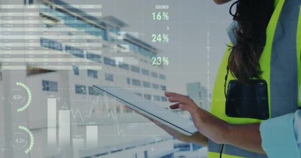 Animatie Van Financiële Gegevensverwerking Biraciale Vrouwelijke Architect Met Behulp Van — Stockvideo