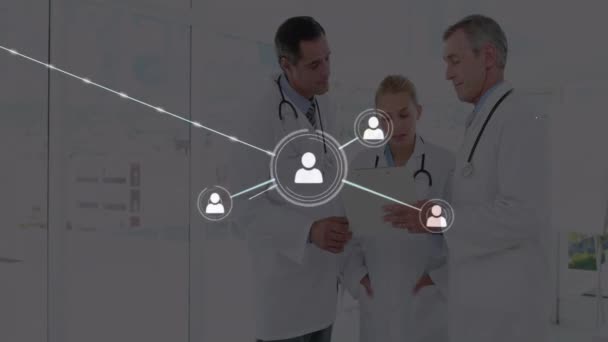 Animacja Sieci Połączeń Ikonami Nad Różnymi Lekarzami Dyskutującymi Pracy Szpitalu — Wideo stockowe