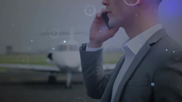 飛行機でスマートフォンを使用して慎重なビジネスマンを介した接続のネットワークのアニメーション グローバルな旅行 ビジネス コネクション コンピューティング データ処理のコンセプトをデジタル生成したビデオ — ストック動画
