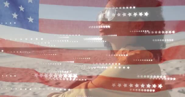 Animación Bandera Americana Estrellas Sobre Mujer Afroamericana Feliz Relajarse Playa — Vídeo de stock