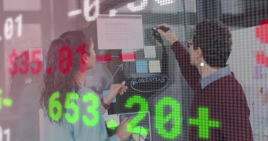 Ofiste konuşan iş adamlarının mali veri işleme görüntüsü. küresel iş, finans, bağlantılar ve dijital arayüz konsepti dijital olarak oluşturulmuş görüntü.