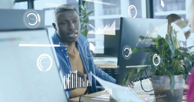 Ofiste çalışan Afrikalı Amerikalı iş adamının mali veri işleme görüntüsü. Küresel iş, finans, bilgisayar ve veri işleme kavramı dijital olarak oluşturulmuş görüntü.
