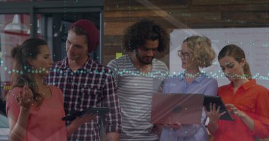 Çeşitli kadın ve erkek iş arkadaşlarının grafikleri ve bağlantıları. İş, veri işleme, bağlantılar ve teknoloji konsepti dijital olarak oluşturulmuş görüntü.