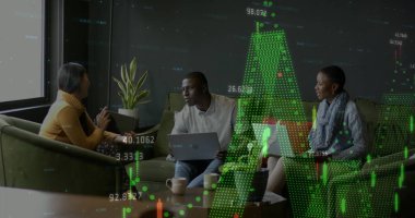 Ofisteki çeşitli iş adamlarıyla ilgili finansal veri işleme resmi. Küresel iş, finans, bilgisayar ve veri işleme kavramı dijital olarak oluşturulmuş görüntü.