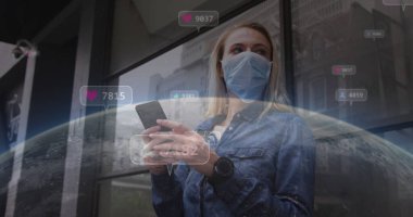 Akıllı telefon kullanan beyaz kadın üzerinde numaralar bulunan sosyal medya simgeleri. 