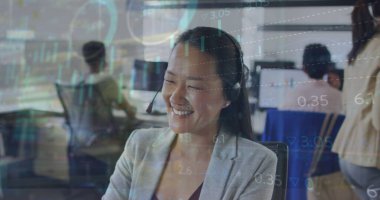 Ofisteki Asyalı kadın hakkında finansal veriler ve grafikler. İş, finans, ekonomi, işbirliği ve dijital olarak oluşturulan iletişim konsepti.