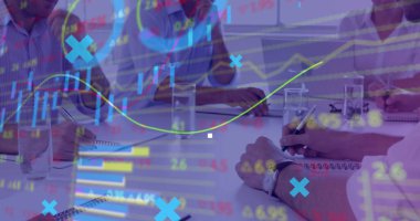 Ofisteki toplantı sırasında iş adamlarının mali veri işleme görüntüsü. küresel iş, finans, bağlantılar ve dijital arayüz konsepti dijital olarak oluşturulmuş görüntü.