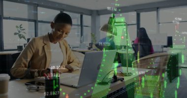 Ofisteki çeşitli iş kadınlarıyla ilgili finansal veri işleme resmi. Küresel iş, finans, bilgisayar ve veri işleme kavramı dijital olarak oluşturulmuş görüntü.