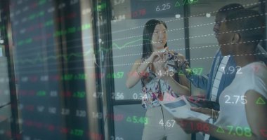 Ofiste çalışan çeşitli iş adamlarının mali veri işleme görüntüsü. Küresel iş, finans, bilgisayar ve veri işleme kavramı dijital olarak oluşturulmuş görüntü.