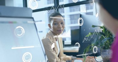 Ofiste çalışan Afrikalı Amerikalı iş kadınının mali veri işleme görüntüsü. Küresel iş, finans, bilgisayar ve veri işleme kavramı dijital olarak oluşturulmuş görüntü.