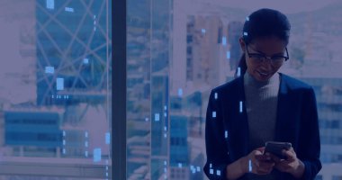 Akıllı telefon kullanan Asyalı bir kadının veri işleme sistemi görüntüsü. Küresel bağlantılar, hesaplama, dijital arayüz ve veri işleme kavramı dijital olarak oluşturuldu.