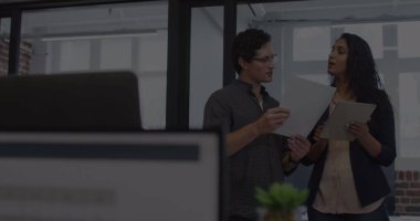 Ofiste konuşan iş adamlarının mali veri işleme görüntüsü. küresel iş, finans, bağlantılar ve dijital arayüz konsepti dijital olarak oluşturulmuş görüntü.