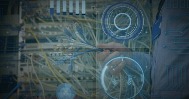 Kabloları birbirine bağlayan beyaz erkek mühendisin ellerinde veri işleme görüntüsü. bilgisayarlar, ağ, veri işleme, teknoloji ve dijital arayüz kavramı dijital olarak oluşturuldu.