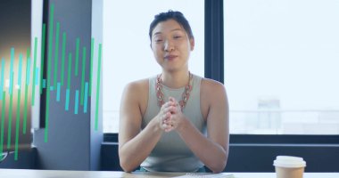 Ofiste çalışan Asyalı iş kadınının mali veri işleme görüntüsü. Küresel iş, finans, bilgisayar ve veri işleme kavramı dijital olarak oluşturulmuş görüntü.