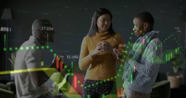 Ofisteki çeşitli iş adamlarıyla ilgili finansal veri işleme resmi. Küresel iş, finans, bilgisayar ve veri işleme kavramı dijital olarak oluşturulmuş görüntü.