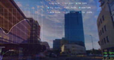 Şehir manzarası üzerinde veri işleme resmi. küresel iş ve dijital arayüz kavramı dijital olarak oluşturulmuş görüntü.