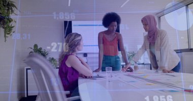 Ofisteki çeşitli iş adamlarıyla ilgili finansal veri işleme resmi. Küresel iş, finans, bilgisayar ve veri işleme kavramı dijital olarak oluşturulmuş görüntü.