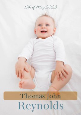 Thomas John Reynolds 'ın kompozisyonu, beyaz arka planda beyaz bir bebeğin doğum tarihiyle mesajlaşıyor. Doğum günü, çocukluk ve iletişim konsepti dijital olarak oluşturulmuş görüntü.