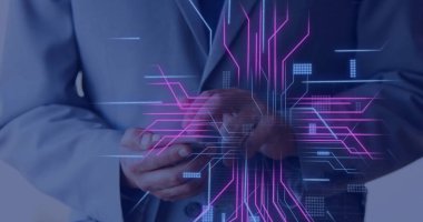 Kafkasyalı bir adamın akıllı telefon kullanarak veri işlediği devre kartı görüntüsü. Küresel bağlantılar, hesaplama, dijital arayüz ve veri işleme kavramı dijital olarak oluşturuldu.