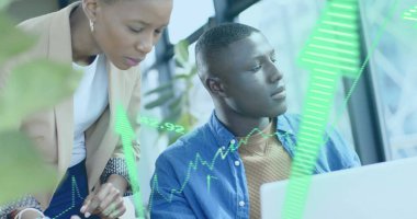 Ofiste çalışan çeşitli iş adamlarının mali veri işleme görüntüsü. Küresel iş, finans, bilgisayar ve veri işleme kavramı dijital olarak oluşturulmuş görüntü.