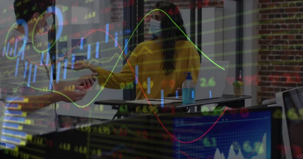 Bild Finansiell Databehandling Över Personer Som Bär Ansiktsmasker Global Verksamhet — Stockfoto