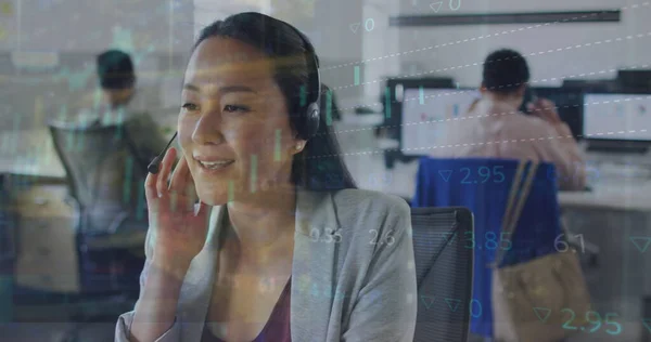 사무실에서 아시아 여성을 데이터와 그래프의 이미지 비즈니스 커뮤니케이션 디지털 방식으로 — 스톡 사진