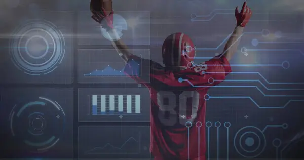 Bild Der Datenverarbeitung Auf Bildschirmen Über Einem Amerikanischen Fußballspieler Hintergrund — Stockfoto
