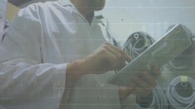 Tablet kullanan beyaz erkek işçinin veri işleme animasyonu. Dijital olarak oluşturulmuş küresel iletişim, bilgisayar ve dijital arayüz kavramı.