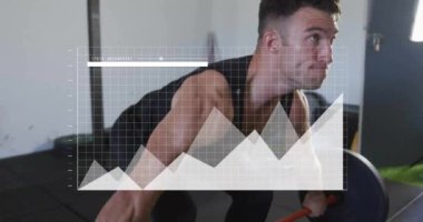 Spor salonunda ağırlık kaldıran beyaz adamın veri işleme ve diyagramlarının animasyonu. Küresel spor ve dijital arayüz kavramı dijital olarak oluşturulmuş video.