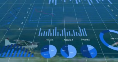 Uçak ve dağ manzarası üzerinde finansal veri işleme animasyonu. Küresel finansman, iş ve dijital arayüz kavramı dijital olarak oluşturulmuş video.