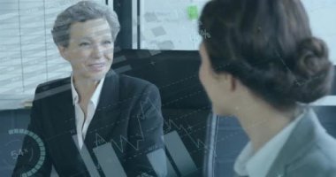 Ofisteki çeşitli iş adamları üzerinde veri işleme animasyonu. Küresel finans, iş, bağlantılar, hesaplama ve veri işleme kavramı dijital olarak oluşturulmuş video.