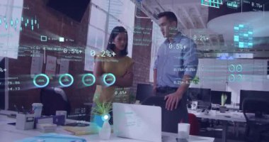 Muhtelif meslekdaşların ofiste çalışmalarını tartışan şemalar ve veri işleme animasyonları. Küresel iş, takım çalışması ve dijital arayüz kavramı dijital olarak oluşturulmuş video.