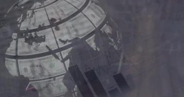 Gri arka planda dünya çapında finansal veri işleme animasyonu. Küresel finans, iş, bağlantılar, hesaplama ve veri işleme kavramı dijital olarak oluşturulmuş video.