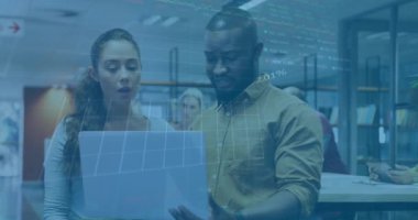 Dizüstü bilgisayarla çeşitli iş adamları üzerinde finansal veri işleme animasyonu. Küresel finans, iş, bağlantılar, hesaplama ve veri işleme kavramı dijital olarak oluşturulmuş video.