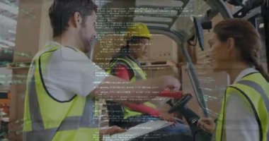 Depoda çalışan farklı insanların veri işleme animasyonları. Küresel gönderim, finans, iş, bağlantılar, hesaplama ve veri işleme kavramı dijital olarak oluşturulmuş video.