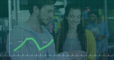 Çeşitli iş adamlarının iş görüşmeleri üzerine veri işleme ve diyagramların animasyonu. Küresel iş, takım çalışması ve dijital arayüz kavramı dijital olarak oluşturulmuş video.