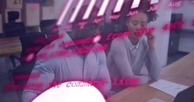 Ofisteki çeşitli iş adamları üzerinde finansal veri işleme animasyonu. Küresel finans, iş, bağlantılar, hesaplama ve veri işleme kavramı dijital olarak oluşturulmuş video.