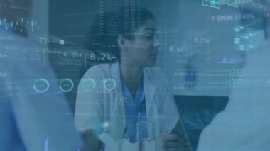 Çift ırklı kadın doktorların çift ile konuşması üzerine veri işleme ve diyagramların animasyonu. Küresel tıp ve dijital arayüz kavramı dijital olarak oluşturulmuş video.