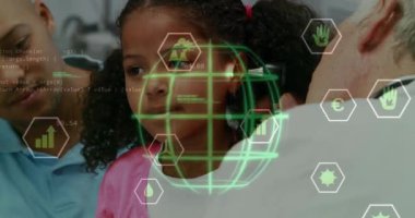 Mutlu melez okul çocukları üzerinde enerji ikonları ve veri işleme animasyonları. Eğitim, çevre, dijital arayüz, bağlantı ve iletişim, dijital olarak oluşturulmuş video.
