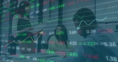 Ofisteki çeşitli iş adamları üzerinde finansal veri işleme animasyonu. Küresel finans, iş, bağlantılar, hesaplama ve veri işleme kavramı dijital olarak oluşturulmuş video.