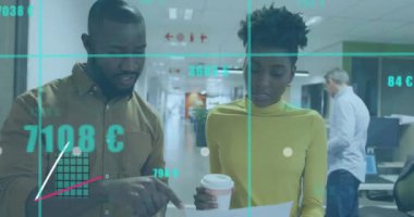 Afrika kökenli Amerikalı meslektaşların ofiste iş görüşmesi üzerine veri işleme ve diyagramların animasyonu. Küresel iş ve dijital arayüz kavramı dijital olarak oluşturulmuş video.