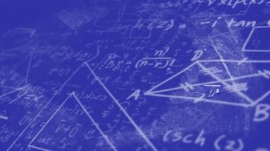 Mavi arkaplan üzerinde matematiksel denklemlerin animasyonu. Eğitim, teknoloji ve dijital arayüz kavramı dijital olarak oluşturulmuş video.