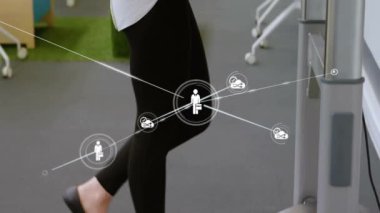 Akıllı telefondan konuşan beyaz kadın üzerindeki ikonlarla olan bağlantıların animasyonu. Küresel iş, spor ve dijital arayüz kavramı dijital olarak oluşturulmuş video.