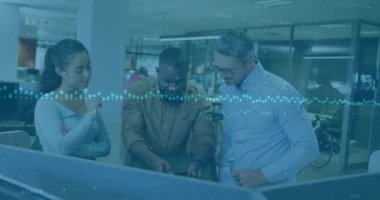 Dizüstü bilgisayarla çeşitli iş adamları üzerinde finansal veri işleme animasyonu. Küresel finans, iş, bağlantılar, hesaplama ve veri işleme kavramı dijital olarak oluşturulmuş video.